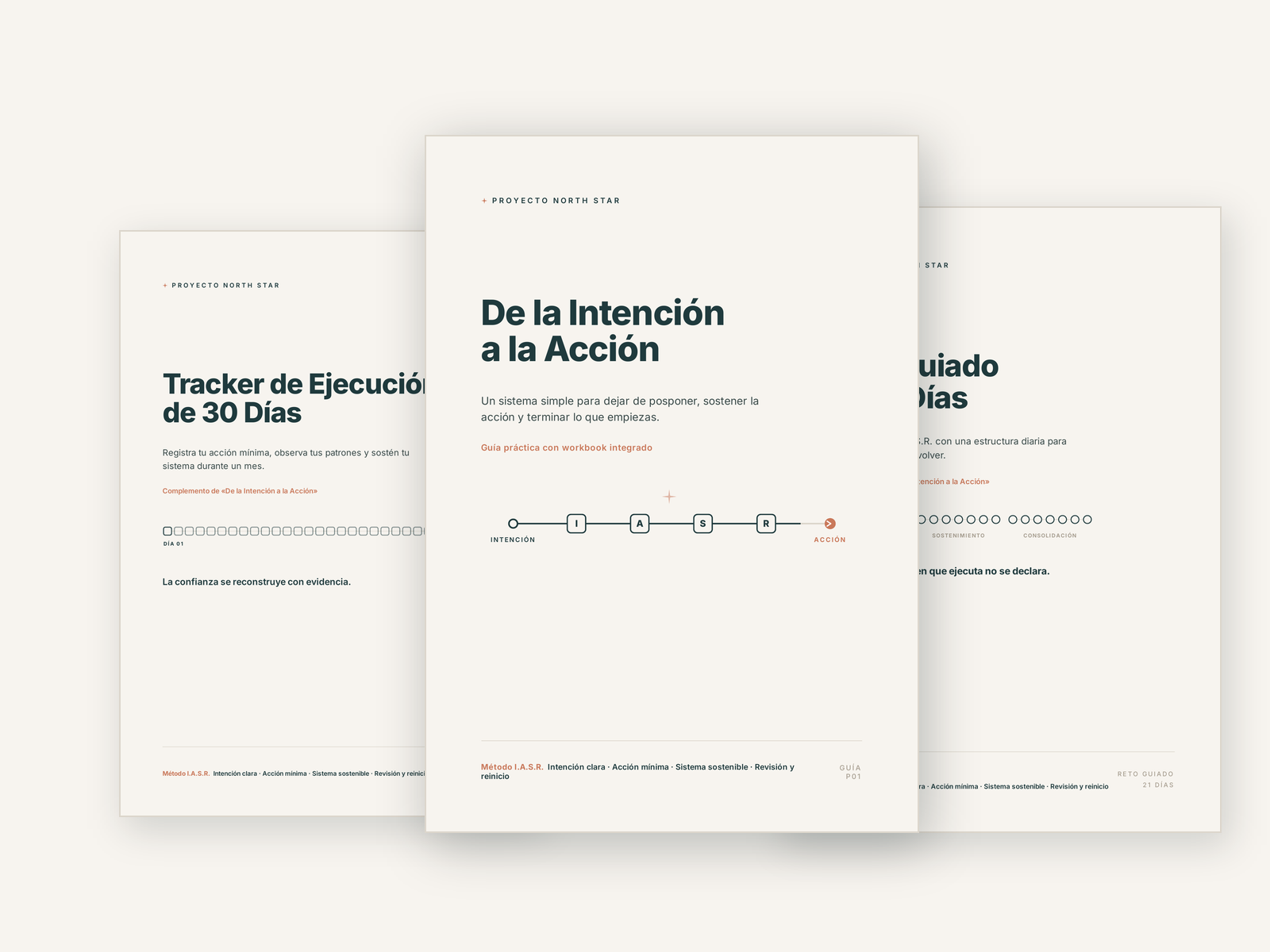 Los tres materiales del pack: la guía, el tracker y el reto.